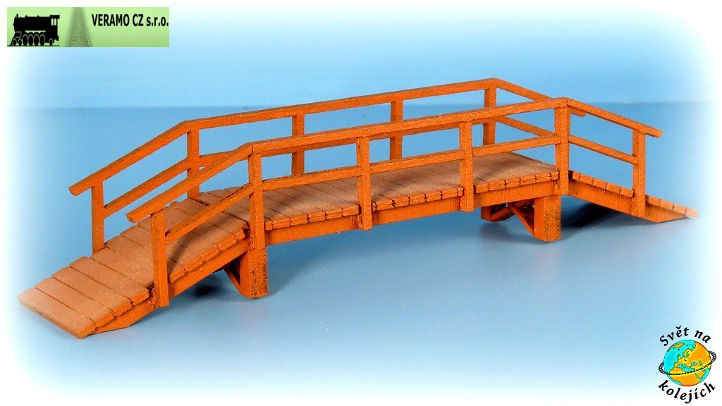 Dřevěný most, úzký, vyvýšený - světlý